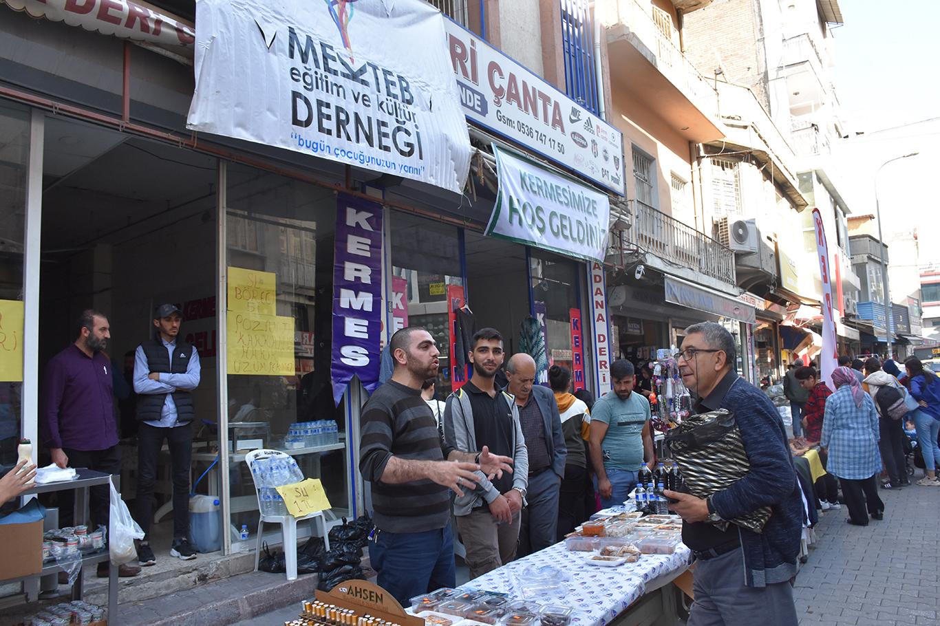 Adana’da MEKTEB-DER ihtiyaç sahibi öğrenciler yararına kermes düzenledi